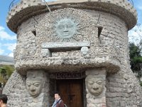 Inti Ňan.  Replika hvězdné observatoře Acoratene - rovníkového Chrámu Slunce z roku 1736.  Tento chrám byl postaven na rovníkové linii (na cestě slunce) před sopkou Cayambe (3500 m. n. m.)