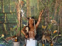 Inti Ňan.  To je výsledek. Brrr! Ještě, že to je jen muzeum.Náčelník kmene Wuaorani má svoji trofej.