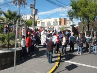 Quito. Odjezd.  Místní obyvatelé zde mají nějaký slavnostní průvod.