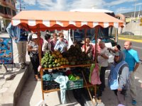 Cestou do Otavala.  Stjíme v jedné z vesniček. Prodejci zde nabízejí zdejší  populární a známé ovoce – Cherimoyu. Chutná jako banán s jahodami. Velmi dobré.