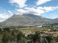 Cestou do Otavala.  Vulkán Imbabura vysoký 4609 m.n.m. Jeho poslední erupce je datována do roku 5 550 př. n. l. V současné době neaktivní sopka.