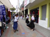 Otavalo tržnice.  Je tu také veselo. MKístní folklórní skupina za hlasité hudby předvádí  domorodé tance.