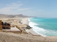 Pláž Mughsayl  Al Mughsayl beach, na pobřeží Arabského moře, někdy také se píše jako Al Mughsail beach patří zde v gubernii Dhofar zřejmě k největším turistickým atrakcím. Pohled na 7 km dlouhou bílo písečnou pláž, z obou stran lemovanou horami je úchvatný. Je to místo, které láká ke koupání a piknikům také místní obyvatele. Ale neumím si to bez nějakého slunečníku, či jinak vyrobeného stínu vůbec představit. Dnes je pracovní den, takže u vody ani živáčka. : Útesy Marneef