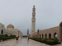 Mešita Sultána Kábuse  Správně by měl muslim dojít do mešity 5 x denně. Z minaretu muezzin k modlitbě svolává tako: - 4krát zazpívá Bůh je veliký (Allah ak bar) - 2x věřím v Boha (aššalalaha,Illa Ilalá)  - 2x věřím v Mohameda jako proroka (Aššaduna Mohammed resulalaláa) - 2x pojďte, pomodlíme se (haija Sallah kamto pre kamto pre)  - Pak 2x Allah je veliký a nakonec  - 2x není boha kromě boha…. : Muskat, Mešita Sultána Kábuse