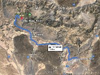 Saig, Jebel Achbar  V městečku Al Hamra se přesouváme do džípů – Toyot a jedeme na náhorní plošinu Saig v pohoří Jebel Achbar. (Jebel = hora, Achbar = zelený =Zelená hora). Nejvyšší hora je zde Džabal aš-Šám, 3000m.n.m.