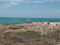 Útesy Marneef.  Atrakcí je zde vodotrysk, který souvisí s vlněním Arabského moře. Výron vody je doprovázen dunivým a tamným zvukem z jeskynních prostor. : Útesy Marneef