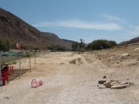 Wadi Darbat  Tato oblast je také známa svými jeskyněmi – jedna je hned nad parkovištěm, ale není přístupná, neboť jsou v ní dnes ustájená zvířata.  V těchto jeskyních zde byly ukryty také sultánovy jednotky společně s anglickou MI6 a to v období komunistického povstání v roce 1970. : Wadi Darbat