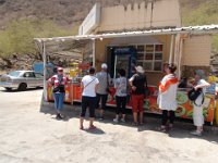 Wadi Darbat  U jediného stánku  mimo sezónu žádný nával nehrozí. : Wadi Darbat