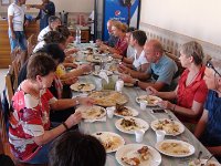 Vesnice Quriyad  Je to malá restaurace, která byla docela plná a museli pro nás nachystat stoly.  A opět je tu stejná písnička, namixujeme vám typické jídlo, z každého něco a bude to stát 3 OMR na osobu. Už jsme se nechali nachytat hned první den v restauraci „pod stanem“ a je to tu zase. Také to tak dopadá. Hodně rýže, málo masa, a ještě nerovnoměrně rozdělené, počet plácků náhodný, takže zase nevyšlo, z ryby vidíme jen ohlodanou hlavu.  Prostě to tady takto funguje... : Quriyad