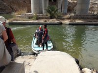 Wadi Ash Shab  Tento kudrnatý človíček -  s tričkem "Neymar" nás má prý na starosti. Ale nikdo nám to neřekl a tak si s námi užije. : Wadi Ash Shab