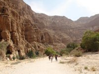 Wadi Ash Shab  Cesta vede po vyschlé části koryta řeky a není nikterak náročná. Bylo nám řečeno, že k tomu nejvyššímu místu, vhodnému ke koupání je asi ¾ hodiny chůze. : Wadi Ash Shab