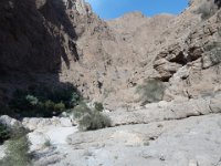 Wadi Ash Shab  Jdeme dále. To už se proplétáme mezi obrovskými balvany, krásně opracovanými vodou. : Wadi Ash Shab