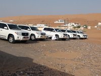 Poušť  Wahiba sands.  Před výjezdem do pouště řidiči odpouštějí pneumatiky, aby zvětšili plochu kol.. : Wahiba sands.