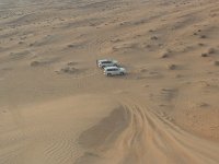 Poušť  Wahiba sands.  Takhle to vidím z předního sedadla Toyoty. Je to pořádná díra. a jede se přímo dolů. : Wahiba sands.