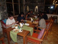 Sama Height resort  Ubytováváme se a jdeme na večeři, posílit se před zítřejším pochodem po římse kaňonu Wadi Ghul.