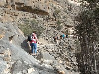 Kaňon - Wadi Ghul  Parádní, i když místy nebezpečná procházka. Pod námi zeje propast. Zde ale ve 2000 m n.m. je příjemné klima. Žádných 50 st. na slunci. : Kaňon, Wadi Ghul