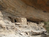 Kaňon - Wadi Ghul  Obydlí pro 3 rodiny. Náš šofér nám k našemu překvapení sděluje, že tady bydlel v mládí jeho otec. No život tu musel být opravdu těžký. : Kaňon, Wadi Ghul