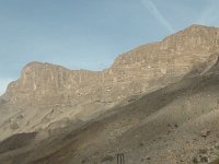 Cestou do Nizvy  Musíme sjet z 2000 m do nížiny. Okolní hory jsou nádherné. S klesající výškou však úměrně roste i teplota. : Nizwa