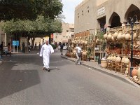 Nizwa  V tržnici.  Saleh nás upozornil na možnosti smlouvání a dává nám známou radu – obchodník vidí turistu, nasadí vysokou cenu. Protistrana – turista, musí říct cenu o ½ nižší. A pak vzájemným dohadováním se dostaneme něco nad polovinu původní ceny. : Nizwa, tržnice