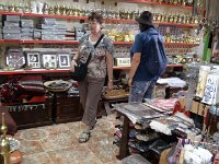 Nizwa  Je tady kde co.  Rada Saleha se ukazuje jako lichá. Turistů je tady plno, obchodníci si zřejmě už zvykli, a tak nikdo ani nechce smlouvat. Ber nebo nech být. Bereme tedy za ceny co nabízí obchodník. : Nizwa, tržnice