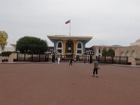 Starý Muskat  Před branou paláce a muzea ve Starém Mucatu. : Starý Muskat