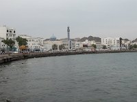 Starý Muscat  Vracíme se od Sultánova paláce zpět k tržnici krásnou kolonádou na pobřeží zálivu. Z nedalekého minaretu je zřetelně slyšet muezzina. který svolává k polední modlitbě. : Starý Muskat