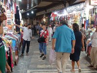 Mutrah  Na sůku je "husto". Je vidět, že dvě výletní lodi přivezly mnho turistů. Obchodníci se snaží nalákat kupující, takže pokřikují, dávají vám před nos šátky atd. Je to takový náš vietnamský trh, ale více urputný.