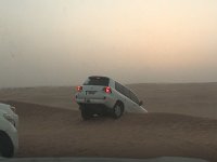 Poušť  Wahiba sands.  Kolmo dolů z 250 m k táboru. Máme smíšené pocity. : Wahiba sands.