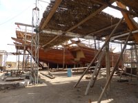 Výroba lodí Dhow - Súr  Dhow se zde staví na zakázku. Moc jich není a tak většina zakázek přichází ze sultánského paláce. Postavit takovou loď trvá až 4 roky. : Súr