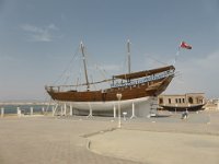 Muzeum lodí v Súru  Slavná Fatah al Khair z  roku 1920. Právě tuto loď koupila rodina Bavoanových v roce 1991.  Je to poslední loď, která se reálně obchodně  plavila ještě v oceánu.  Ostatní dhow jsou již jen výletní. : Súr