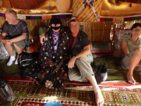 Typické obydlí nomádů.  Naturalizovaná novo - nomádka Anička. Na tváři má typickou beduínskou masku - burqu, která má za úkol chránit obličej před sluncem. Burqa bývá obvykle nabarvená tmavým indigem, aby ochránila nositelku před zlými duchy. Stejnou roli plní i černé linky kolem očí. : Wahiba sands.