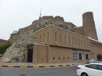 Starý Muscat  Pěkně zrestaurovaná stará pevnost, původně postavená do tvaru věže Fort Al-Mirani, kterou zde dostavěli o další části Portugalci. Pevnost byla hodně poničená v roce 1552, kdy ji dobyli osmanští Turci. : Starý Muskat