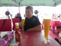 Mutrah  Pochodování po tržnici je náročná činnost. Je čas si dát džus z čerstvého manga. I s hamburgrem to je bratru za 3 OMR. Odsud odjížíme na letiště. Čeká nás let do Musandamu.