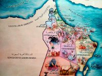 Omán - Švýcarsko Arábie  Sultanát Omán - absolutistická monarchie, Islám - minoritní sekta Ibádiové se skládá z 9 gubernií. Musandam, Al Buraymi, Al Batinah, Muscat, Ad'Dhahirah, Ad'Dhakhlyah, As'Sharqiyah, Al Wusta a Dhorfar. Omán patří k zemím s nejnižší hustotou obyvatel na světě. Na rozloze 309 500 km2 žije 4 600 000 lidí. Země je cca veliká jako Polsko s 38 mil. obyvatel.
